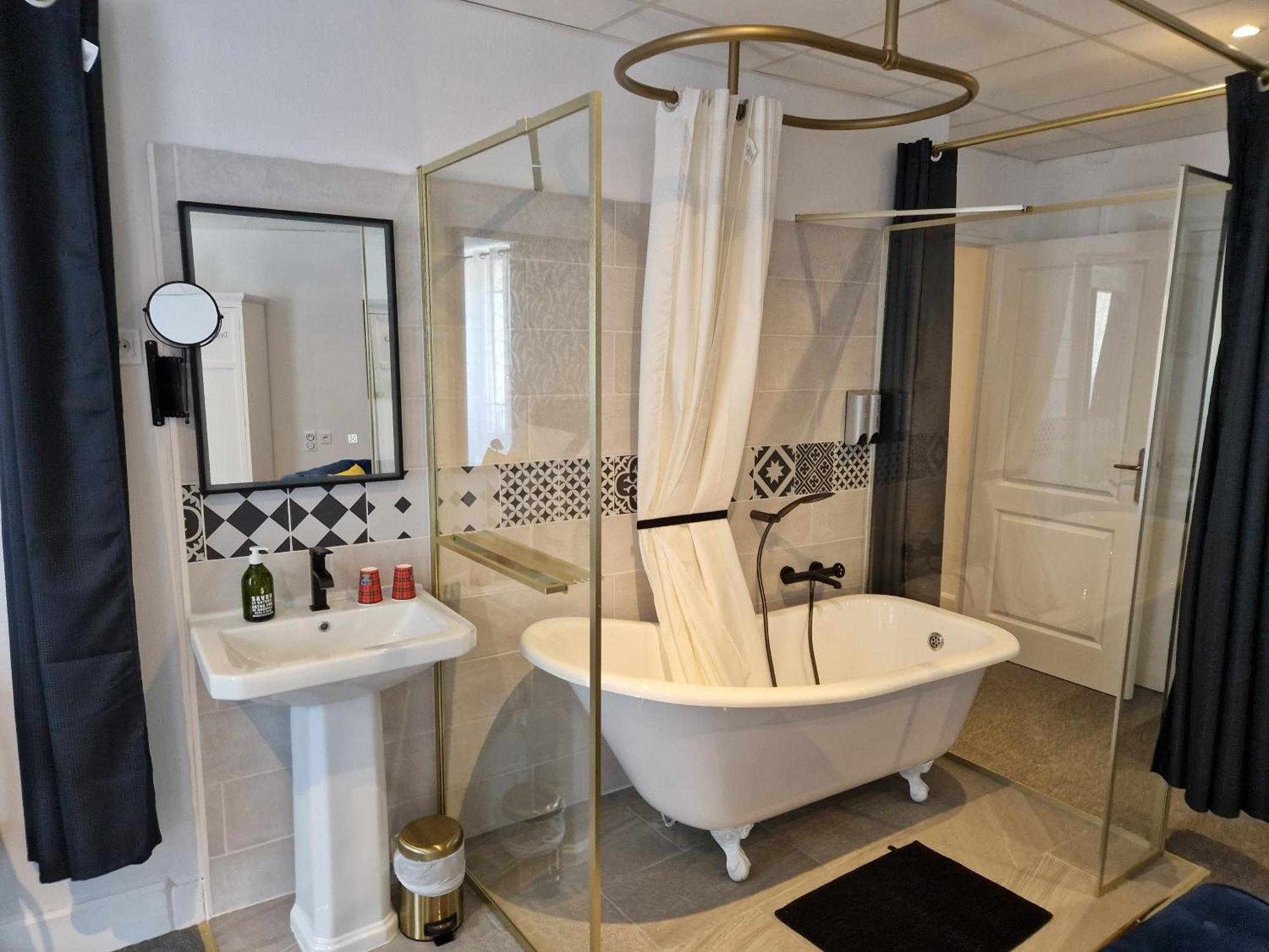 Le Manoir- Cluny Bed & Breakfast Екстериор снимка